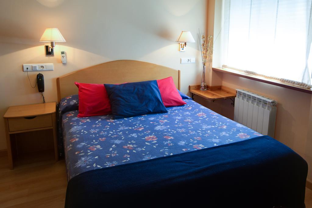 Hotel Villa De Ayerbe Extérieur photo