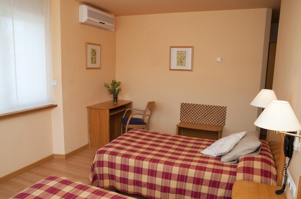 Hotel Villa De Ayerbe Extérieur photo
