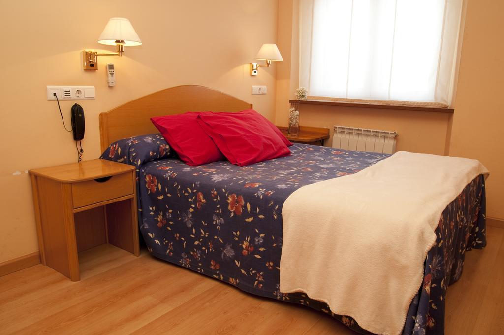 Hotel Villa De Ayerbe Extérieur photo