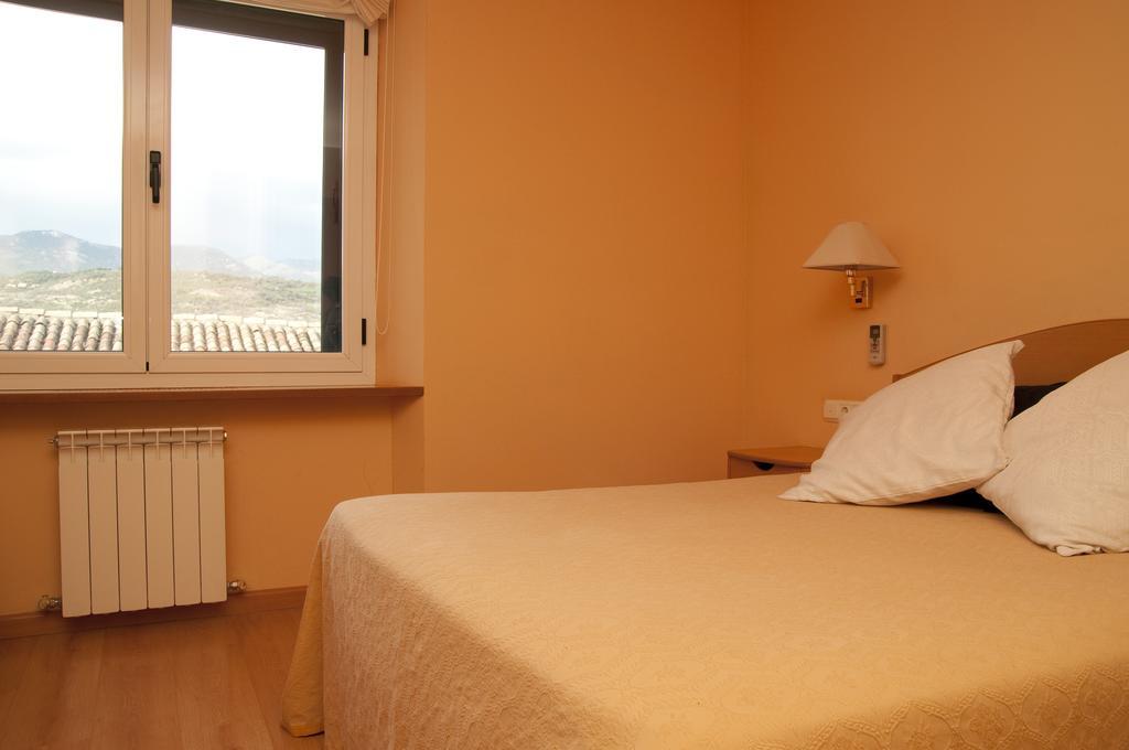 Hotel Villa De Ayerbe Extérieur photo