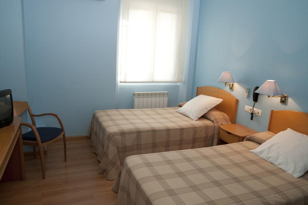 Hotel Villa De Ayerbe Extérieur photo