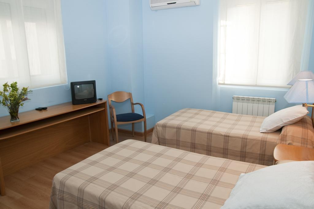 Hotel Villa De Ayerbe Extérieur photo