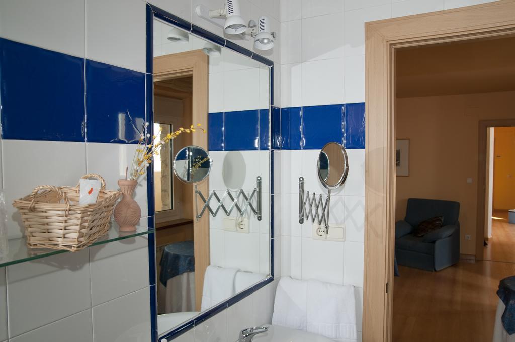 Hotel Villa De Ayerbe Extérieur photo