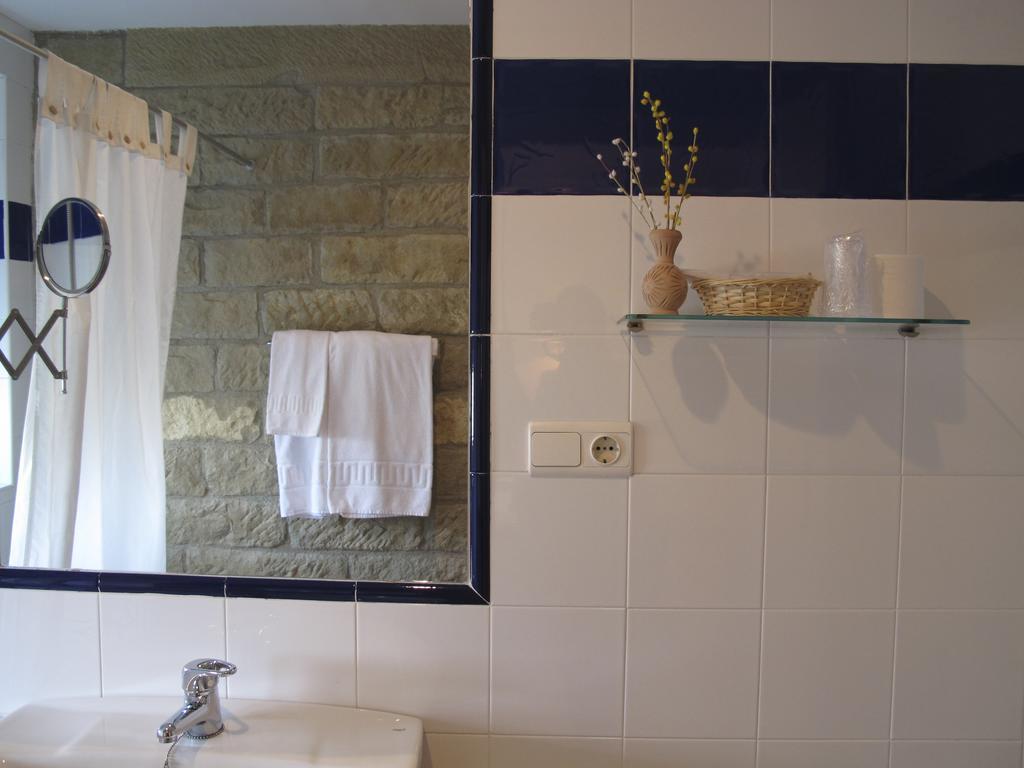 Hotel Villa De Ayerbe Extérieur photo
