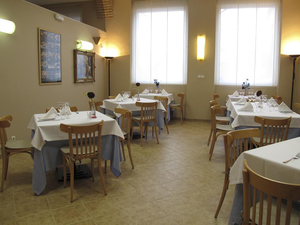 Hotel Villa De Ayerbe Extérieur photo