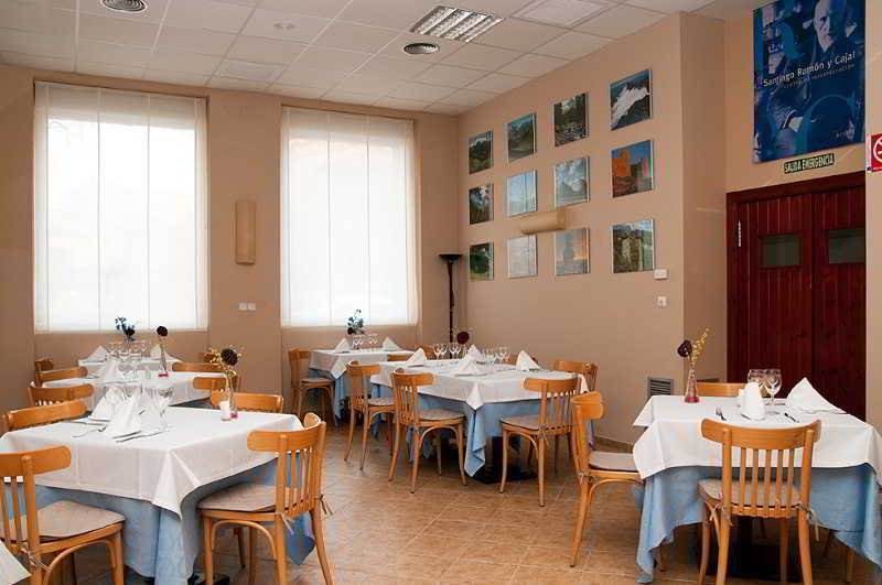 Hotel Villa De Ayerbe Extérieur photo