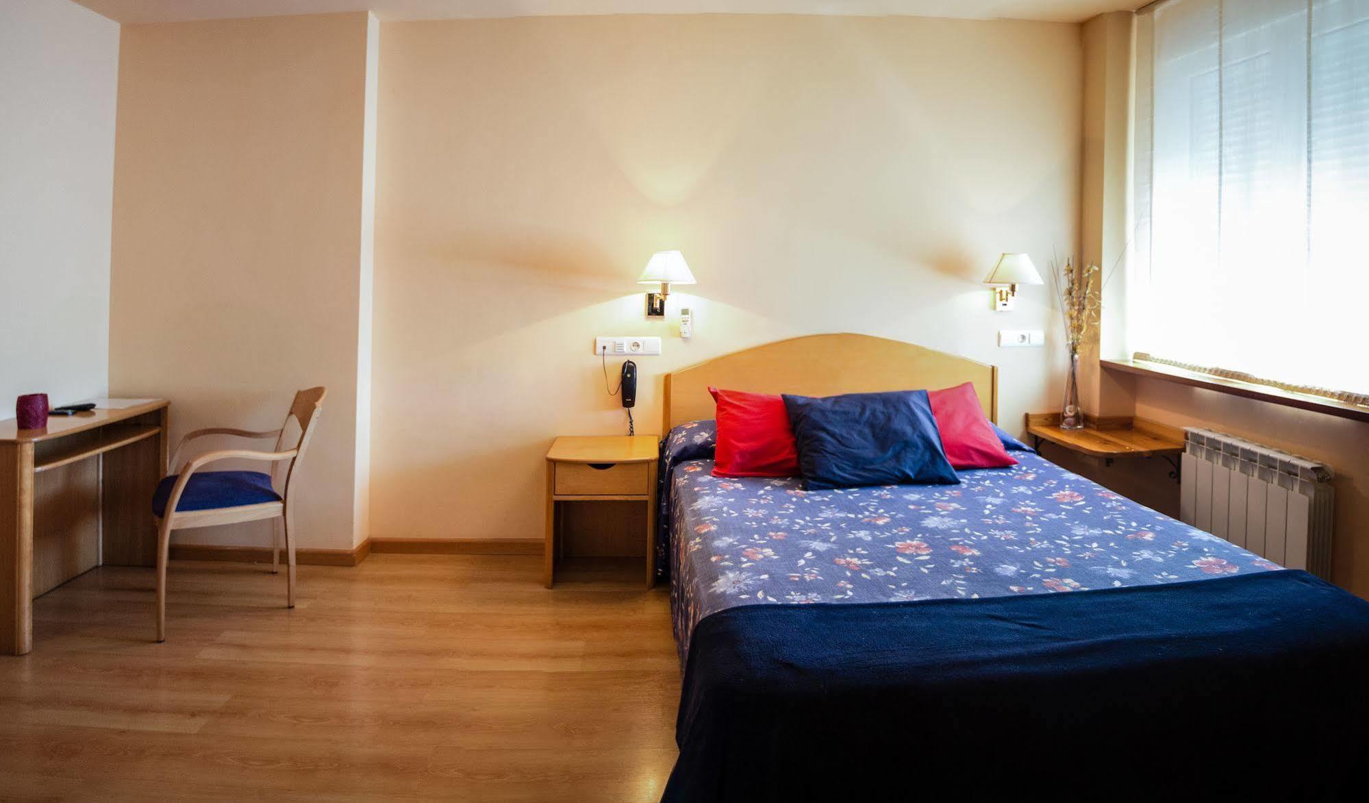 Hotel Villa De Ayerbe Extérieur photo