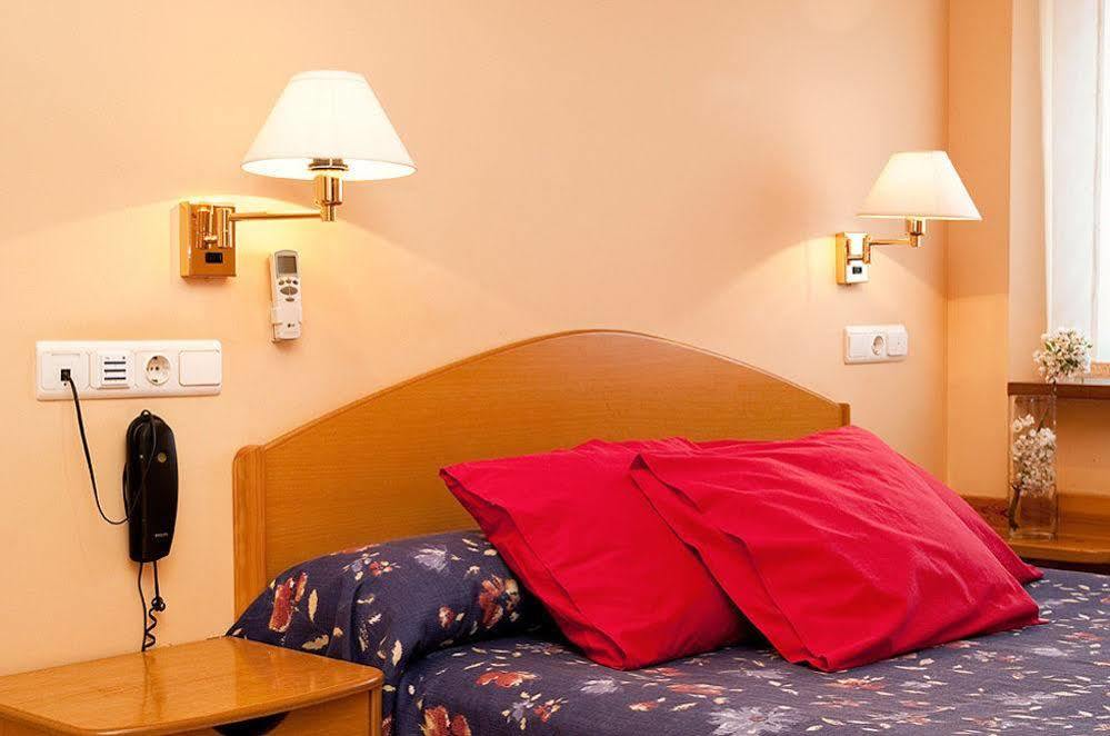 Hotel Villa De Ayerbe Extérieur photo