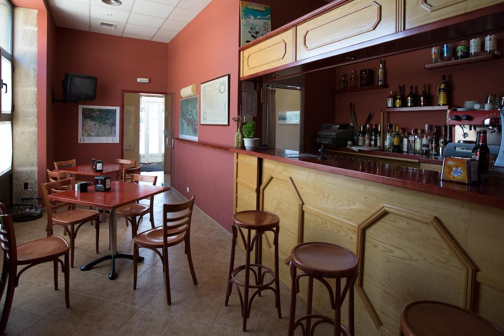 Hotel Villa De Ayerbe Extérieur photo