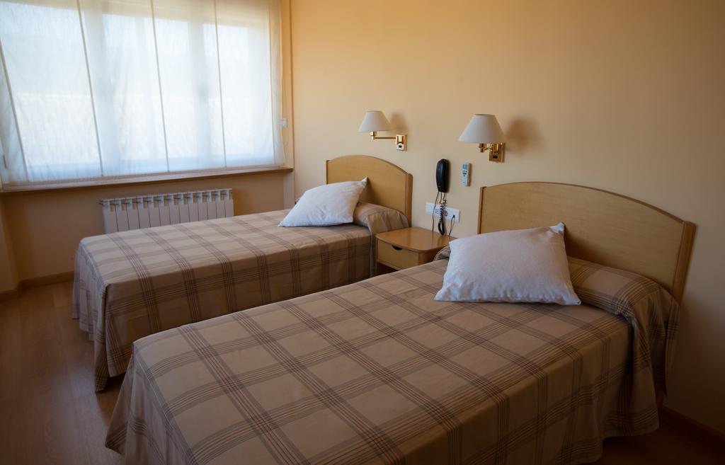 Hotel Villa De Ayerbe Extérieur photo